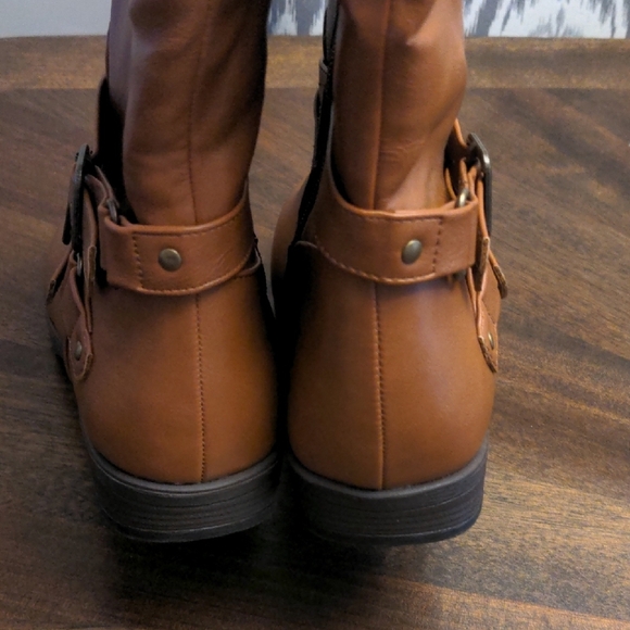 Elegant Tan Heeled Women's Boots - Picture 13 of 15